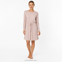 Robe décontractée minimaliste pour femme, douce, respirante, extensible, à manches longues, avec cordon de serrage au col et détail de ceinture à nouer à la taille, collection automne 2026