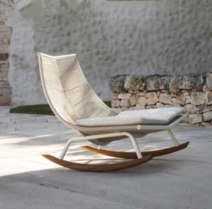 Fauteuil à bascule élégant en rotin pour l'extérieur avec base en bois pour la détente dans le jardin ou sur la terrasse - Product Image 4