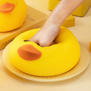 Pato Gigante Amarillo en Caja, Juguete Blandito de Subida Lenta, Pato Antiestrés para Niños, para Jugar en el Baño - Product Image 3