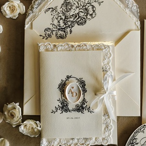 Invitación de Boda de Lujo con Encaje, Papel Offset, Impresión Tipográfica, Monograma Floral en Relieve, Borde Decorativo, Diseño Elegante en Color Marfil - Product Image 3
