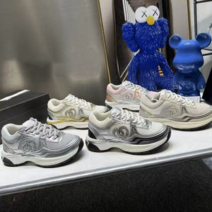 Zapatillas bajas gruesas para mujer, blancas de malla con detalles plateados, emblema de doble anillo y suela en capas - Product Image 2