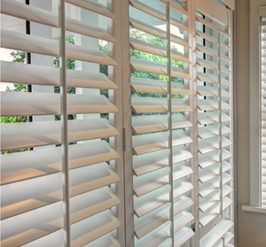 Volets en <span class=keywords><strong>PVC</strong></span> de style canadien, australien et anglais, volets coulissants pour <span class=keywords><strong>baie</strong></span> vitrée, en bois véritable, couleur blanche, volets à lamelles, volets de plantation - Product Image 1