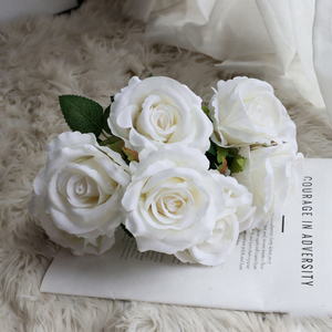 Rose <span class=keywords><strong>Artificiali</strong></span> in Velluto Rosso Best Seller, Bouquet di 7 Grandi Rose <span class=keywords><strong>Artificiali</strong></span>, Fiori Finti per Decorazioni Chiesa e Matrimoni - Product Image 3