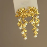 Pendientes de Mujer con Flores Doradas, Estilo Europeo Americano, Lujo Ligero, Elegantes, Galvanizados, Modernos y con Personalidad