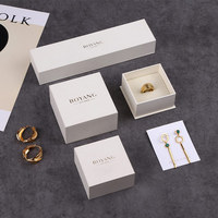 Boîte d'emballage cadeau en carton beige de luxe avec logo personnalisé Boyang pour bracelet, bracelet, bijoux, emballage en papier