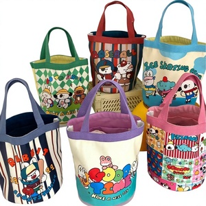 Bolso de lona cilíndrico con estampado estilo Instagram, diseño de graffiti, bloques de color, cierre de boca abierta pequeña, ideal como bolsa de almuerzo. - Product Image 1