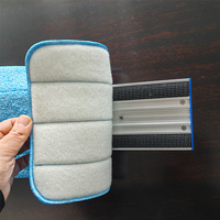 Serpillère plate en microfibre à rotation 360° haute efficacité avec manche en aluminium bleu pour le nettoyage des grandes surfaces, aéroports et entrepôts