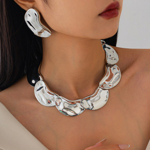 J 2026 Nueva Moda Collar Gargantilla de Aleación de Zinc con Diseño Irregular de Empalme de Eslabones, Unisex, Diseño Exagerado, Joyería Versátil que Combina con Todo - Product Image 3