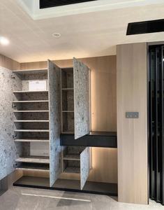 Paneles de Puerta con Textura de Piedra y Efecto Agua para <span class=keywords><strong>Entrada</strong></span> Personalizada, con Estantes Flotantes Negros e Iluminación Oculta - Product Image 3