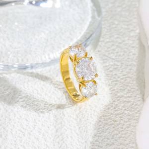 Anillo de Acero Inoxidable Chapado en Oro de 18K con Tres Circonitas - Diseño Clásico de 3 Circonitas, Joyería Versátil para Uso Diario - Product Image 2