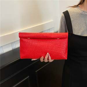 Bolso de mano minimalista para mujer de color liso con forro de campo y cierre de solapa para uso informal 2025 - Product Image 4