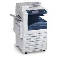 Impresora digital totalmente automática de alta tecnología HP conectada eléctricamente con salida de trabajo clara