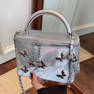 Sacs à la mode pour femmes: les éléments papillon et les chaînes métalliques sont parfaitement intégrés pour créer une mode de rêve - Product Image 1