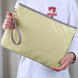 Bolso de mano de cuero PU para mujer, bolso con correa para la muñeca en relieve, bolso con cremallera de gran capacidad para uso diario en viajes - Product Image 6