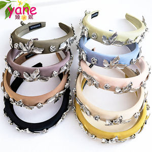 عصابة رأس معدنية وفضية ساتان واسعة بتصميم عصري من الساتان للنساء - Product Image 1