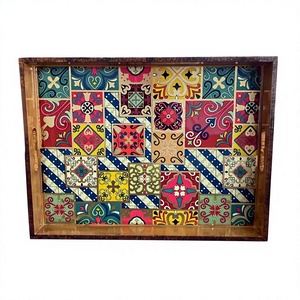 Plateau de service en bois artisanal écologique avec motifs Meena pour cuisine et table à manger, idéal pour cadeaux de Noël, vaisselle et assiettes par UO - Product Image 1