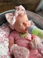 20-Zoll Weiche Realistische Vollsilikon-Reborn-Babypuppe Mädchen mit Niedlichem Nass-Trinksystem Mini DIY Modische Schlafende Neugeborenen-Spielzeugpuppe