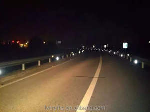 Barrera trapezoidal altamente reflectante y barandilla de mariposa Reflectores de luces de carretera Productos de advertencia de tráfico - Product Image 6