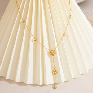 Collier pendentif fleur en acier inoxydable couleur or 18 carats, chaîne de clavicule, bijoux de fête avec motif trèfle à quatre feuilles - Product Image 2