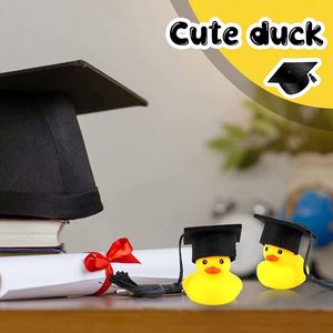 Venta al por mayor: Adorno de coche de plástico con diseño de pato amarillo, regalo de graduación lindo y elegante - Product Image 3