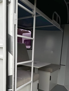 مقطورة تحميل قابلة للإمالة <span class=keywords><strong>2</strong></span> حصان مخصصة مع أماكن معيشة وسرير بطابقين لأصحاب الخيول - Product Image 4