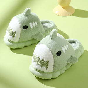 Chaussons personnalisés pour femmes, motif requin en peluche, pour intérieur/extérieur, avec design à bout fermé et semelle extérieure en EVA, confortables - Product Image 2