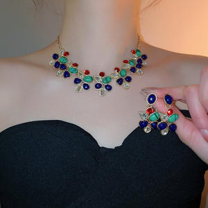 Parure de bijoux rétro pour femme : collier et boucles d'oreilles en résine et strass en forme de goutte d'eau avec aiguille argentée - Product Image 1