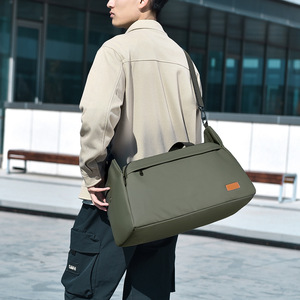 Sac de sport en PU grande capacité pour homme, sac de voyage étanche et tendance avec fermeture éclair en polyester pour affaires et sports - Product Image 6