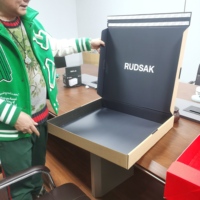 Boîte cadeau en matériaux recyclés, boîte d'expédition rigide en carton ondulé 3 plis, gaufrage, robes de mariée, couleurs personnalisables, doublure en éponge, chaussettes