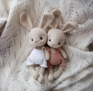 Kostenlos Personalisierbares, 100% Handgefertigtes Gehäkeltes Hasen-Püppchen, Amigurumi-Häkelspielzeug für Babys - Product Image 1