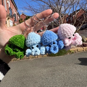 Nuevo Diseño 2026: Llavero <span class=keywords><strong>de</strong></span> Medusa <span class=keywords><strong>de</strong></span> Ganchillo, Amigurumi Hecho a Mano, Mini <span class=keywords><strong>Pulpo</strong></span> <span class=keywords><strong>de</strong></span> Ganchillo Suave, Juguete <span class=keywords><strong>de</strong></span> Animal Marino Tejido <span class=keywords><strong>para</strong></span> Niños - Product Image 1