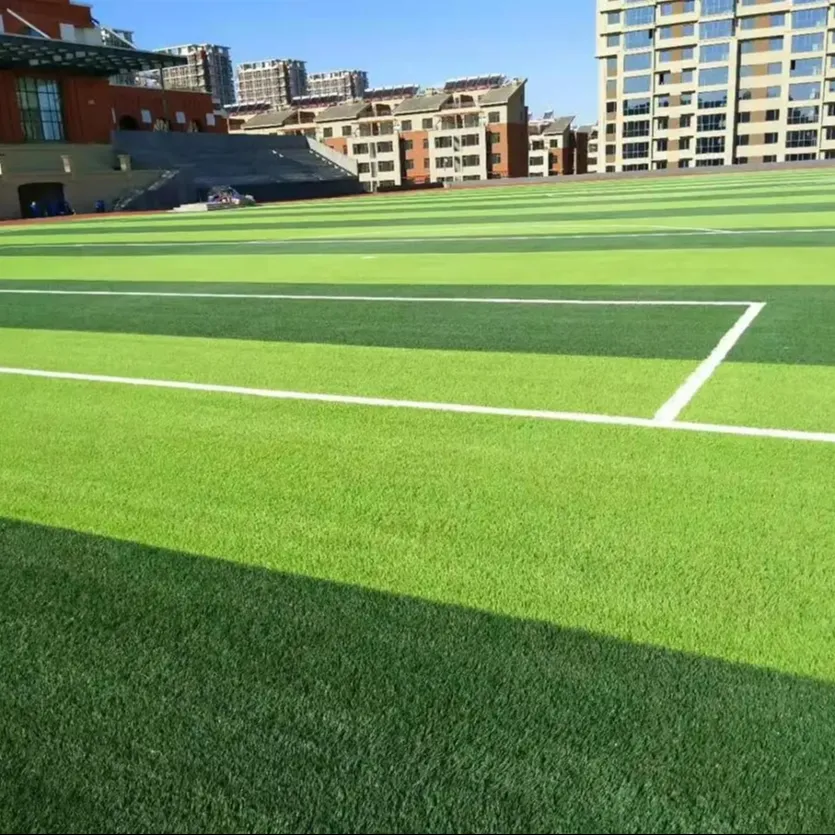 Açık futbol sahaları futbol esnek PP malzeme için yüksek dayanıklı bi-renk yapay çim sentetik çim 2m rulo genişliği