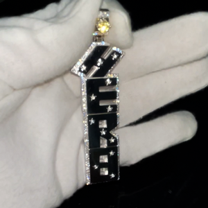 תליון יהלומים בהתאמה אישית עם תעודת GRA, תליון אנכי עם שם/אות, כסף 925, משובץ במלואו ב-VVS, תליון מוסאניט בסגנון ראפר. - Product Image 2