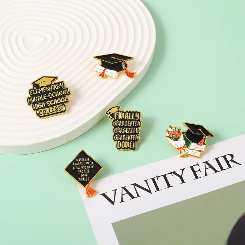 Nueva llegada 2024 Pines de graduación colega flor PIN de metal personalizado insignias alfileres de esmalte suave de aleación ecológica con chapado en oro