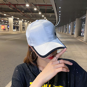 Gorra de béisbol satinada con logo M para mujer, en negro, blanco, blanco roto, gris plateado, para primavera y otoño, informal, para la calle y actividades al aire libre. - Product Image 3