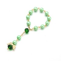 Bracelet extensible tendance avec perles de chapelet colorées et pendentif croix aile d'ange, cadeau idéal pour les fêtes et souvenir de baby shower pour filles
