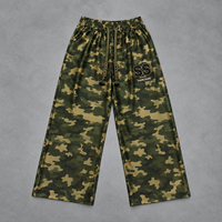 Pantalon de survêtement ample et épais en polyester personnalisé avec broderie de patchs, imprimé camouflage intégral et lettres en relief, avec cordon de serrage