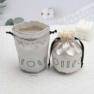 Sac en satin à fond rond avec impression de logo personnalisé, sac de rangement pour cosmétiques et soins de la peau, sac cadeau doux mat, pochette pour maquillage et cheveux, sac en satin avec cordon de serrage - Product Image 2