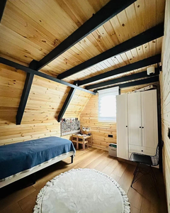 Maison mobile d'hôtel exquise : petite villa en bois avec un design paysager écologique - Product Image 2