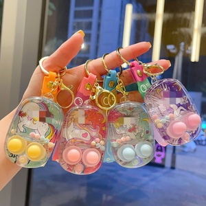 Nuevo Diseño Llavero de Plástico con Máquina de Agua de Capibara Unicornio Jugando al Baloncesto, Juguete Líquido, Regalo - Product Image 2