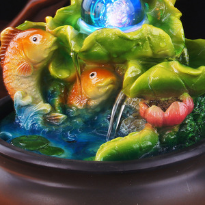 Fuente de agua decorativa de resina con peces koi para interiores, regalo para decoración del hogar u oficina. - Product Image 2