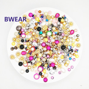 Nueva moda muestra directo de fábrica con incrustaciones de cristal de lujo al por mayor de plástico de cuentas de diamantes de imitación - Product Image 1