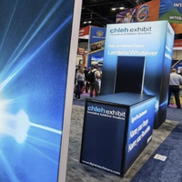 Stand d'exposition IAAPA personnalisé 30x30 avec éclairage, design modulaire, mur rétroéclairé en tissu SEG, comptoir d'accueil avec espace de rangement