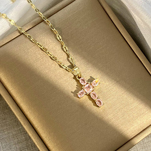 Collana con Ciondolo a Croce Placcata Oro con Zirconia Cubica Rosa Taglio Principessa, Catena Figaro Unisex per Uso Quotidiano, Gioiello Regalo - Product Image 1