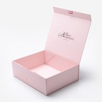 Boîte cadeau magnétique de luxe personnalisée avec logo, finition mate et gaufrage, en matériaux recyclés, emballage artisanal pour fourrure
