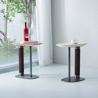 Table d'appoint moderne en travertin naturel en forme de C, plateau en marbre rouge crème, sur pieds en bois cannelé, pour canapé ou comme table basse.