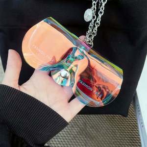 Étui à lunettes multifonctionnel et tendance pour femmes avec chaîne – Protection et rangement pour lunettes de soleil - Product Image 3