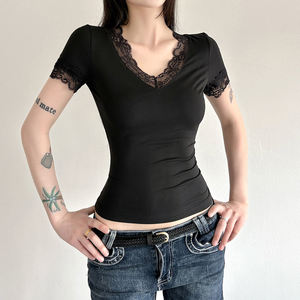 T-shirt décontracté à manches courtes en maille unie extensible avec col en V et dentelle, coupe ajustée, écologique, pour l'été - Product Image 6