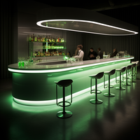 Comptoir de bar incurvé moderne avec éclairage LED et étagères arrière pour café et bar à cocktails - Conception personnalisée