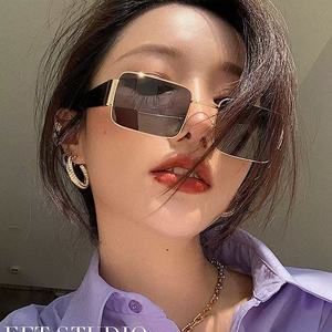 แว่นกันแดดโลหะทรงสี่เหลี่ยมสำหรับผู้หญิง ป้องกันรังสียูวี 100% แฟชั่นสไตล์สตรีทฮิปฮอปเลนส์สีดำพร้อมกรอบสีทอง - Product Image 2